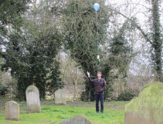 Ben Thompson nonchalantly lets his balloon free!